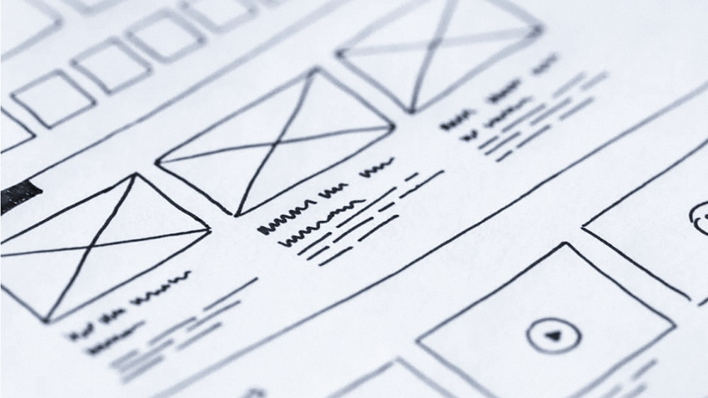 Protótipo de baixa fidelidade, eles podem ser feito tanto pelo UX quanto pelo UI, porém, normalmente o UI Design que os desenvolve.